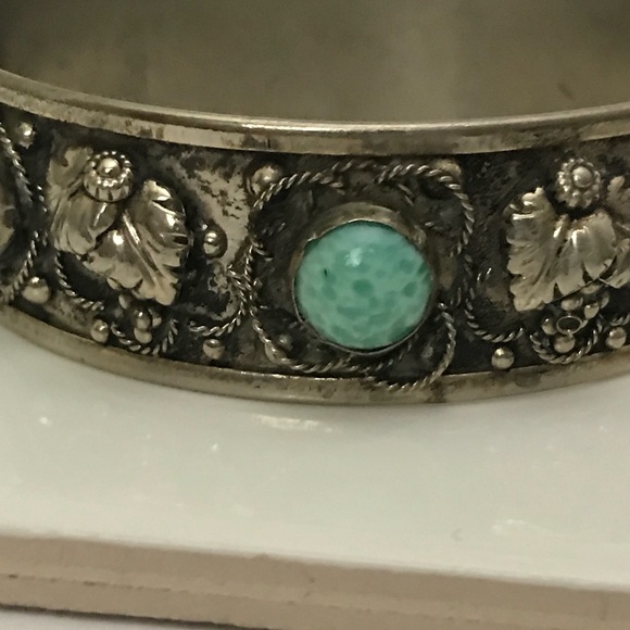 ❌SOLD❌ Antique Pin Hinged Bangle Bracelet - Picture 5 of 8